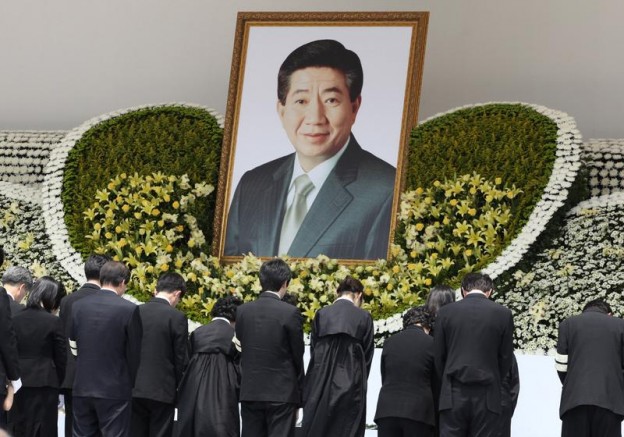 Family members of former South Korean president Roh Moo-hyun bow for Roh in a funeral service at the Gyeongbok Palace near the presidential Blue House in Seoul May 29, 2009. Weeping South Koreans jammed streets and dignitaries mourned at the funeral on Friday of Roh, who leapt to his death from a cliff a week ago after being snared in a corruption scandal.  REUTERS/Ahn Young-joon/Pool (SOUTH KOREA POLITICS OBITUARY) - RTXOWPT