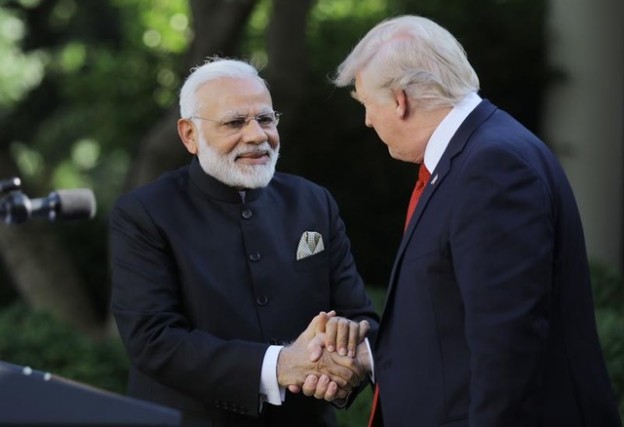 U.S. President Donald Trump (R) greets Indian Prime Minister Narendra Modi during their joint news conference in the Rose Garden of the White House in Washington, U.S., June 26, 2017. REUTERS/Carlos Barria - RTS18QVF
