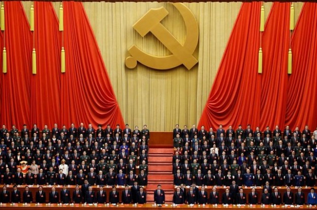 Chinese President Xi Jinping (front row, center) and fellow delegates stand for the national anthem during the closing session of the 19th National Congress of the Communist Party of China at the Great Hall of the People in Beijing, China October 24, 2017. REUTERS/Thomas Peter - RC1227BF7750