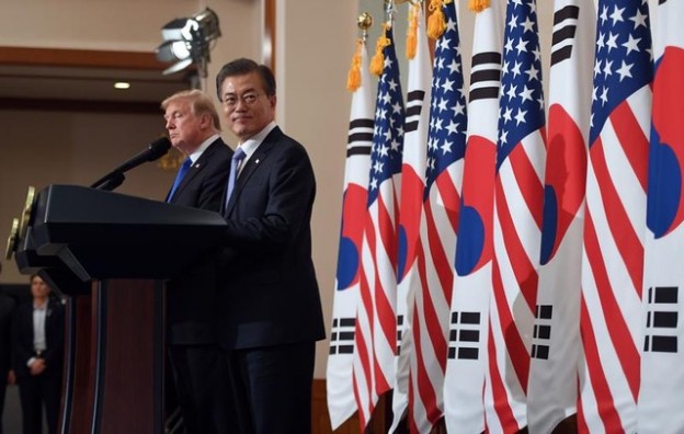 U.S. President Donald Trump and South Korea's President Moon Jae-in hold a joint press conference at the presidential Blue House in Seoul, South Korea, November 7, 2017. REUTERS/Jung Yeon-Je/Pool - RC178B9275E0