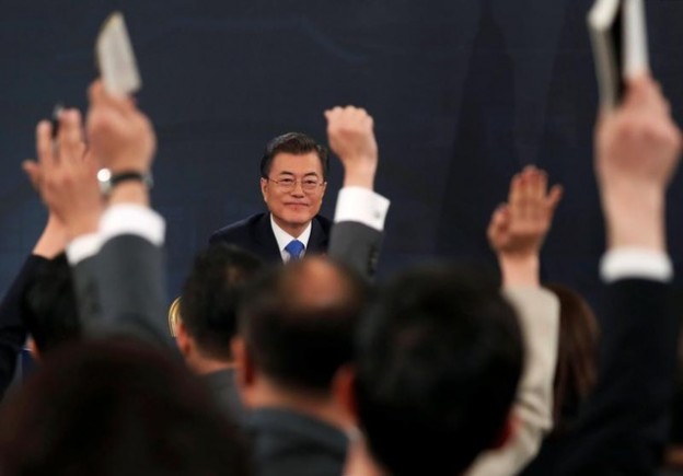 South Korean President Moon Jae-in attends his New Year news conference at the Presidential Blue House in Seoul, South Korea, January 10, 2018.  REUTERS/Kim Hong-Ji - RC12D9F30FE0
