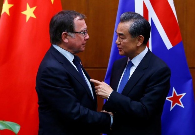 Chinese Foreign Minister Wang Yi (R) and New Zealand's Foreign Minister Murray McCully attend a news conference after talks in Beijing, China, October 18, 2016.  REUTERS/Thomas Peter - D1BEUHQAETAA