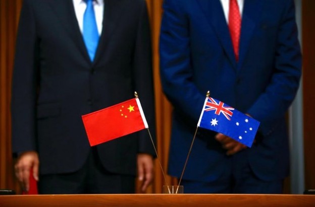 Australia's Prime Minister Malcolm Turnbull (R) stands with Chinese Premier Li Keqiang during an official signing ceremony at Parliament House in Canberra, Australia, March 24, 2017.      REUTERS/David Gray      TPX IMAGES OF THE DAY - RC19824BAC80