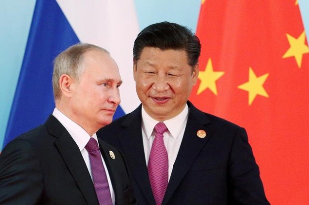 Chinese President Xi Jinping (R) stands next to Russian President Vladimir Putin as he arrives for a group photo  during the BRICS Summit at the Xiamen International Conference and Exhibition Center in Xiamen, southeastern China's Fujian Province, China September 4, 2017. REUTERS/Wu Hong/Pool     TPX IMAGES OF THE DAY - RC1D9F2A27F0