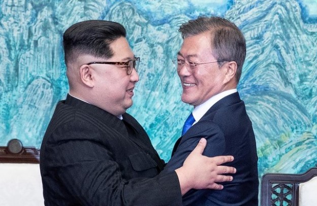 South Korean President Moon Jae-in and North Korean leader Kim Jong Un embrace at the truce village of Panmunjom inside the demilitarized zone separating the two Koreas, South Korea, April 27, 2018.   Korea Summit Press Pool/Pool via Reuters - RC128A3F5AC0