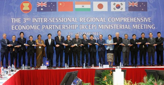 Trade ministers pose for a photo during the 3rd Inter-sessional Regional Comprehensive Economic Partnership (RCEP) Ministerial Meeting in Hanoi, Vietnam May 22, 2017. REUTERS/Kham - RC167F93FE00