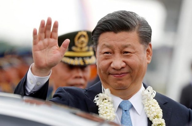China's President Xi Jinping waves to the crowd upon his arrival at Ninoy Aquino International airport during a state visit in Manila, Philippines, November 20, 2018.  REUTERS/Erik De Castro     TPX IMAGES OF THE DAY - RC1DA0D15970