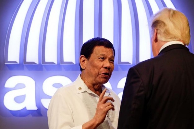 Philippine President Rodrigo Duterte (L) gestures to US President Donald J. Trump (R) before the opening ceremony of the 31st Association of Southeast Asian Nations (ASEAN) Summit in Manila, Philippines,13 November 2017.. REUTERS/Mark R. Cristino/Pool - RC13EA6EE2E0
