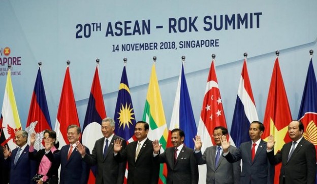 South Korea's President Moon Jae-in (3rd L) poses for a group photo with ASEAN leaders at the ASEAN-ROK (Republic of Korea) Summit in Singapore November 14, 2018. REUTERS/Edgar Su - RC14188F6540