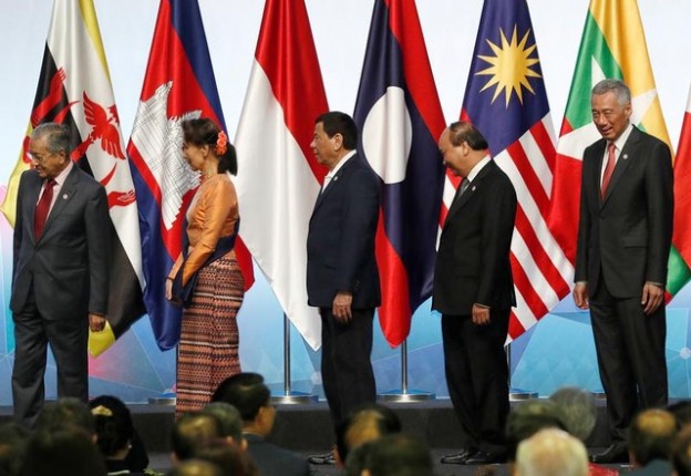ASEAN leaders Malaysia's Prime Minister Mahathir Mohamad, Myanmar's Aung San Suu Kyi, Philippines' President Rodrigo Duterte, Vietnam's Prime Minister Nguyen Xuan Phuc and Singapore's Prime Minister Lee Hsien Loong leave after a group photo during the opening ceremony of the 33rd ASEAN Summit in Singapore November 13, 2018. REUTERS/Edgar Su - RC1F9FFFC3F0