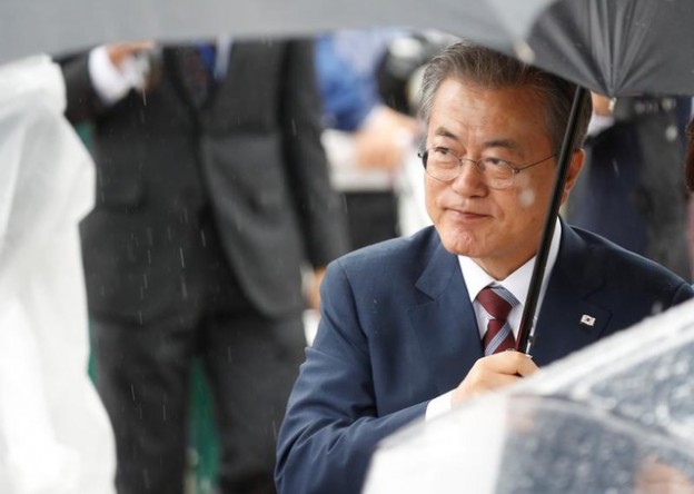 South Korean President Moon Jae-in arrives ahead of the G20 leaders summit in Osaka, Japan June 27, 2019. REUTERS/Jorge Silva - RC1C012CD420