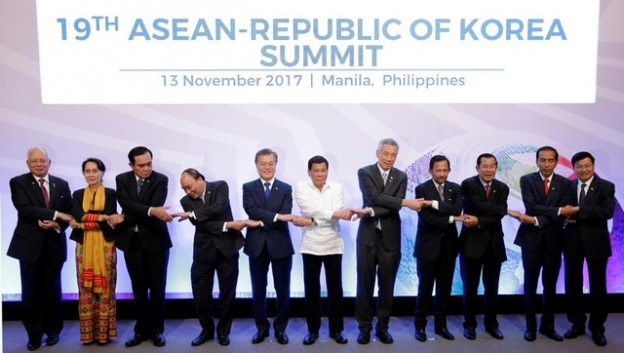 (L-R) Malaysia's Prime Minister Najib Razak, Myanmar's State Counsellor Aung San Suu Kyi, Thailand's Prime Minister Prayuth Chan-ocha, Vietnam's Prime Minister Nguyen Xuan Phuc, South Korea President Moon Jae-in, Philippines' President Rodrigo Duterte, Singapore's Prime Minister Lee Hsien Loong, Brunei's Sultan Hassanal Bolkiah, Cambodia's Prime Minister Hun Sen, Indonesia's President Joko Widodo and Laos' Prime Minister Thongloun Sisoulith join hands during a family photo before the 19th ASEAN Republic of Korea Summit in Manila, Philippines November 13, 2017. REUTERS/Aaron Favila/Pool - RC146E034810