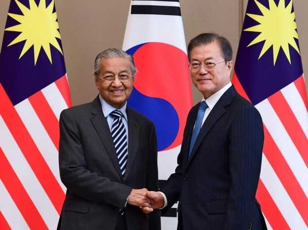 Malaysian Prime Minister Mahathir Mohamad shakes hands with South Korean President Moon Jae-in before their summit at the Presidential Blue House in Seoul, South Korea, November 28, 2019. Kim Min-hee/Pool via REUTERS - RC22KD9XT1SG