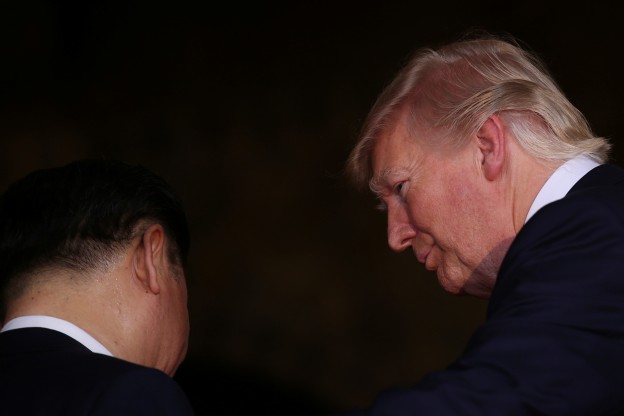 U.S. President Donald Trump welcomes Chinese President Xi Jinping at Mar-a-Lago state in Palm Beach, Florida, U.S., April 6, 2017.  REUTERS/Carlos Barria - RC19B1296140